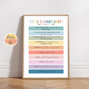 Peut inclure: Une affiche encadrée des Dix Commandements, tirée d'Exode 20, avec chaque commandement sur une barre de couleur différente. Le texte est dans une police décorative. Un autocollant indiquant "Prêt à l'emploi" est dans le coin.