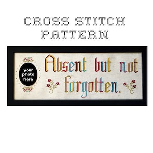 Op de afbeelding: Kruissteekpatroon voor een ingelijst borduurwerk met de tekst "Afwezig maar niet vergeten." Het borduurwerk is op een witte achtergrond met een zwarte lijst. Er is een ronde ruimte voor een foto.