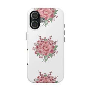 Könnte beinhalten: Weißes Handycase mit einem floralen Muster aus rosa Rosen und grünen Blättern. Das Case hat eine glänzende Oberfläche und ein schützendes Design. Das Blumenmuster wiederholt sich über das Case und erzeugt einen zusammenhängenden und stilvollen Look. Das Case ist für ein Smartphone konzipiert.
