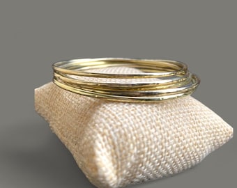 Set di 5 bracciali in ottone martellato - Bracciali impilabili ad alta lucentezza / Gioielli fatti a mano / Set di bracciali in ottone Boho / Bracciali in metallo artigianali