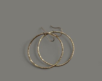 Orecchini a cerchio in ottone martellato - Cerchi color oro lucido / Gioielli Boho minimali / Orecchini leggeri per tutti i giorni
