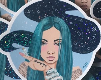 Tätowierte Pinay Frau mit blauen Haaren, die den Nachthimmel mit Sternen bringen und ein Diamantenschlangenarmband tragen