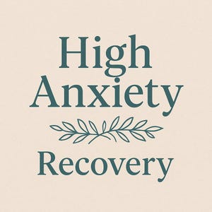 Könnte beinhalten: Auf cremefarbenem Hintergrund steht in fettgedruckter, türkisfarbener Schrift "High Anxiety Recovery". Zwischen "Anxiety" und "Recovery" befindet sich eine türkisfarbene botanische Illustration. Das Design ist schlicht und elegant.