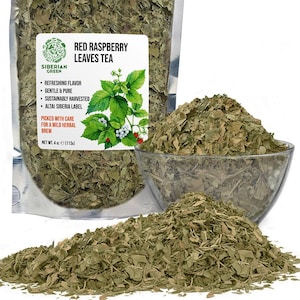 Può includere: Un sacchetto trasparente e una ciotola di vetro riempiti con foglie di tè di lampone rosso essiccate. Il sacchetto ha un'etichetta con la scritta "Red Raspberry Leaves Tea" e "Siberian Green". L'etichetta include anche una grafica di foglie e bacche di lampone. Peso netto 113g.