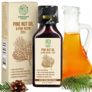 Puede incluir: Una botella de aceite de piñón y resina de pino 20% Siberian Green con su caja de cartón. La etiqueta y la caja muestran una ilustración de una piña y texto. Una jarra de cristal con aceite dorado y una rama de pino están al lado.