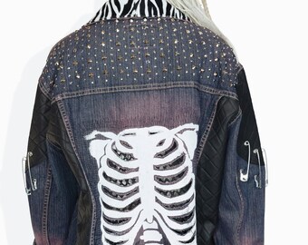 Skelet jas gevechtsjas goth jas punk jas aangepaste jeansjas | oversized jas leren jas | denim jack met studs | maat XL