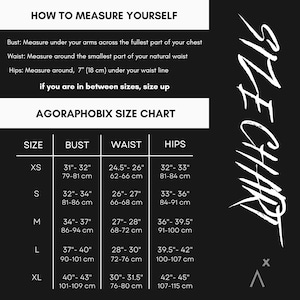 以下が含まれることがあります： 「Agoraphobic Size Chart」というタイトルの、黒と白の服のサイズ表。表には、XSからXLまでのサイズと、それに対応するバスト、ウエスト、ヒップのサイズがインチとセンチメートルで表示されています。