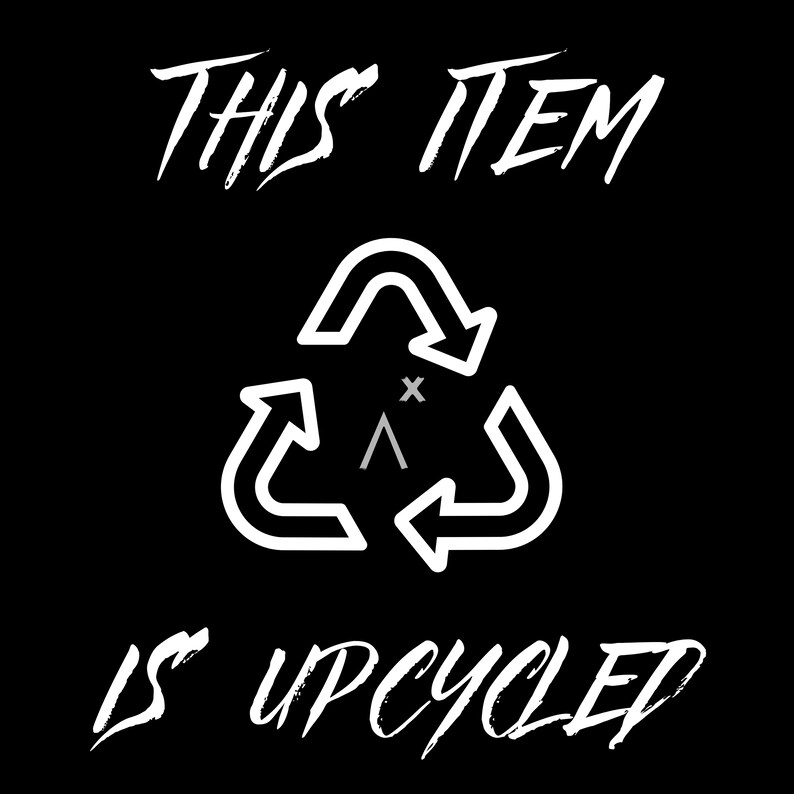 Pu&ograve; includere: Sfondo nero con testo bianco e simbolo di riciclaggio. Il testo recita "THIS ITEM IS UPCYCLED". Il simbolo di riciclaggio &egrave; composto da tre frecce bianche che formano un triangolo, con un piccolo disegno al centro.