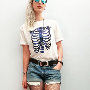 Handmade Glitter anatomy skeleton ribcage print T shirt Unisex Halloween cyberpunk clothing aesthetic clothing imagem 4