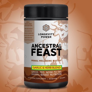 Puede incluir: Un tarro de polvo de suplemento dietético con una etiqueta en blanco y negro. La etiqueta dice "Ancestral Feast Primal Wellbeing Mastery Garlic & Herb Blend Grass Fed Nose-to-Tail Animal-Based Nutrition Nutritional Supplement 60 Servings 432 grams".