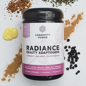 Puede incluir: Un frasco negro de suplemento nutricional "Radiance Beauty Adaptogens". La etiqueta incluye el texto "Longevity Power" y enumera beneficios. El frasco está rodeado de hierbas y especias, incluyendo una sustancia amarilla y bayas oscuras.