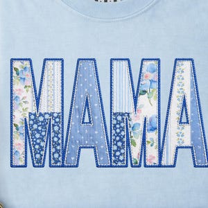 Diseño PNG y DTF de patchwork con efecto acolchado vintage y estampado floral para el Día de la Madre. Descarga digital.