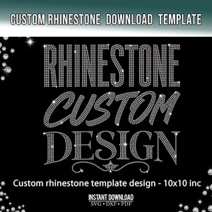 Può includere: Sfondo nero con le parole "RHINESTONE CUSTOM DESIGN" in strass scintillanti. Il testo "CUSTOM RHINESTONE DOWNLOAD TEMPLATE" è in alto. Il design è di 25,4 x 25,4 cm ed è disponibile per il download immediato nei formati SVG, DXF e PDF.