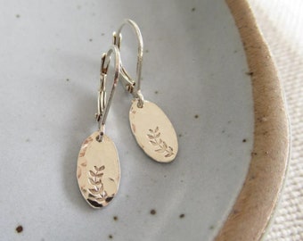 Sterling Silver hammered earrings Oval disc earrings with leaf design Minimalist silver drop earrings Everyday dainty small dangle earrings