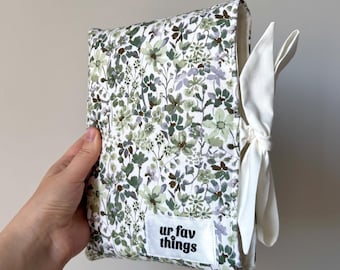 Funda para libros verde con estampado floral, forro color crema y lazo / Funda acolchada estética para libros / Regalo ideal para amantes de los libros / Regalo literario para ella