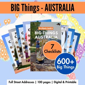 Pode incluir: Uma pilha de listas de verificação de viagem intituladas "BIG Things - AUSTRALIA" com um fundo de mapa. A capa central da lista de verificação diz "BIG THINGS AUSTRALIA" e "7 Checklists". A imagem também inclui o texto "600+ Big Things".