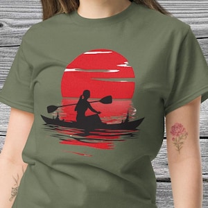 Camiseta de kayak al atardecer - Camiseta retro de kayak al atardecer - Camiseta vintage de remo al atardecer - Camiseta de piragüismo - Camiseta de deportes acuáticos - Camiseta de regalo para kayakistas