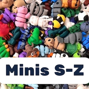 Peut inclure: Une grande collection de petites figurines d'animaux articulées en plastique de diverses couleurs, notamment orange, rose, vert, bleu, blanc et noir. Une étiquette rectangulaire blanche aux coins arrondis porte le texte bleu foncé Minis S-Z.