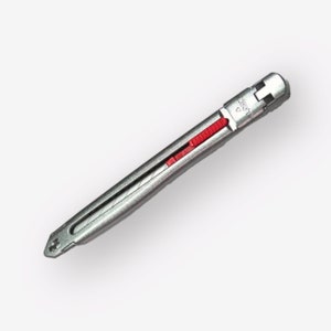 Op de afbeelding: Een zilveren utility mes met een rode schuifknop en een veiligheidsvergrendeling. Het mes heeft een intrekbaar mes en een textuur grip.