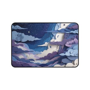 Peut inclure: Tapis de souris rectangulaire avec un motif de ciel nocturne et de nuages en papier découpé en couches. La palette de couleurs comprend des nuances de bleu, de violet et de blanc, avec un ciel étoilé et une seule étoile.