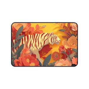 Könnte beinhalten: Rechteckiges Mauspad mit einer Illustration im Papier-Schnitt-Stil eines weißen Tigers mit roten Streifen, umgeben von orangefarbenen und roten Blumen und grünen Blättern, vor einem gelben Hintergrund.