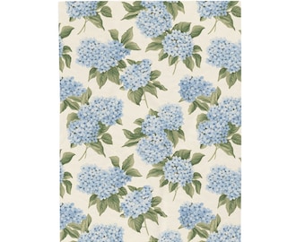 Op de afbeelding: Een rechthoekige stof met een herhaald patroon van blauwe hortensia bloemen en groene bladeren op een crèmekleurige achtergrond. Het bloemmotief is gedetailleerd en realistisch, wat een klassieke en elegante uitstraling creëert.