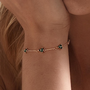 Custom Flower Birthstone Bracelet, Minimalist Birthstone Bracelet, Personalized Birthstone Jewelry, Family Gift, Birthday Gift, Gift for Her