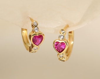 Minimalistische Birthstone Huggie-oorbellen, aangepaste Heart Birthstone Huggie-oorbellen, geboortesteensieraden, cadeau voor moeder, kerstcadeau voor haar