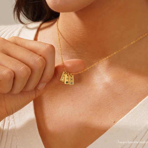 Collier avec pierres de naissance personnalisées, collier de deux initiales or argent, collier d'initiales multiples, collier étiquette, bijoux de pierre de naissance, cadeau pour maman