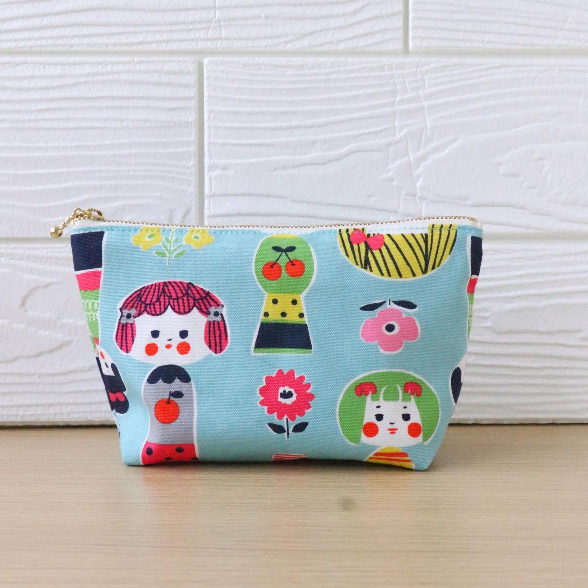 Kokeshi Doll Cosmetic Pouch dengan Ritsleting