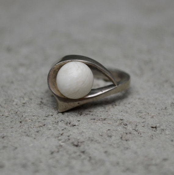 Old Pawn Silver Bone Ring Modernist MCM Ring - Siz
