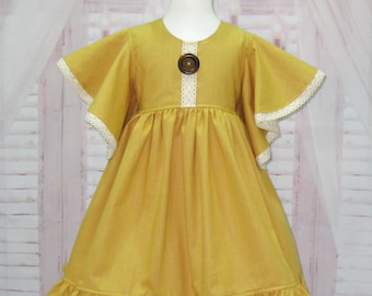 Linnen meisjesjurk, okergele jurk, jurk met klokmouwen, jurk met engelmouwen, vintage stijl jurk, jurk met fladdermouwen, gele jurk meisjes