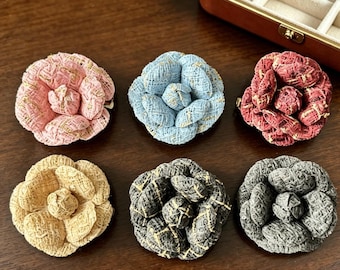 Broche miniatura de camelia estilo Chanel hecho a mano, elegante broche de solapa con forma de flor, accesorio sencillo, regalo para mamá.