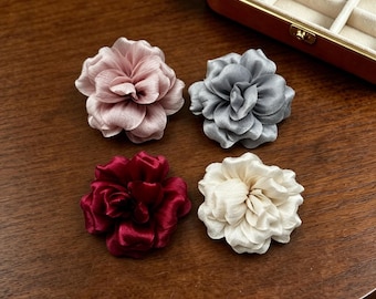 Broche de flor de tela hecho a mano, broche de solapa de rosa de satén, accesorio para vestido de novia, un regalo para mujeres.