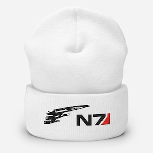 以下が含まれることがあります： 黒いN7ロゴと宇宙船のシルエットが描かれた白いビーニー
