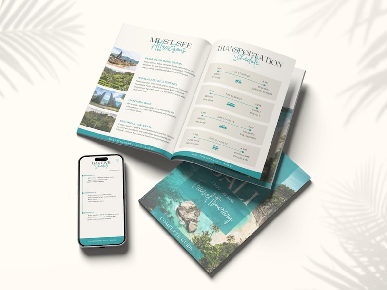 Op de afbeelding: Open reisgids met een turquoise en wit ontwerp, met een vervoersschema en must-see attracties. Een smartphone toont een reis-app. De omslag toont een tropische strandsc&egrave;ne.