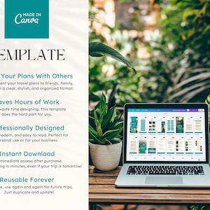 Op de afbeelding: Een laptop met een reis templates ontwerp, geplaatst op een houten tafel met een groene plant in een witte pot. De tekst "TEMPLATE" en andere beschrijvende tekst zijn zichtbaar. De achtergrond toont weelderig groen.
