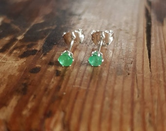 Kleine echte smaragdgroene oorbellen. Zambiaanse smaragd oorbellen. 3 mm natuurlijke smaragdgroene en zilveren studs, of 9 karaat geelgoud. Mei geboortesteen.