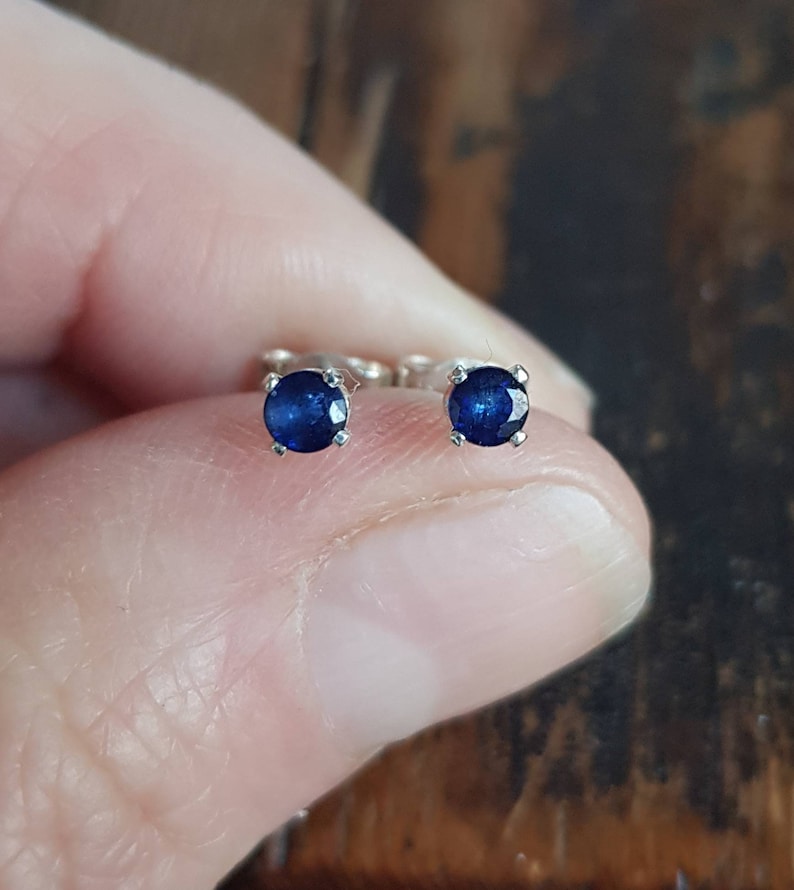 Pequeños aretes de zafiro azul. Pendientes de zafiro azul Etsy
