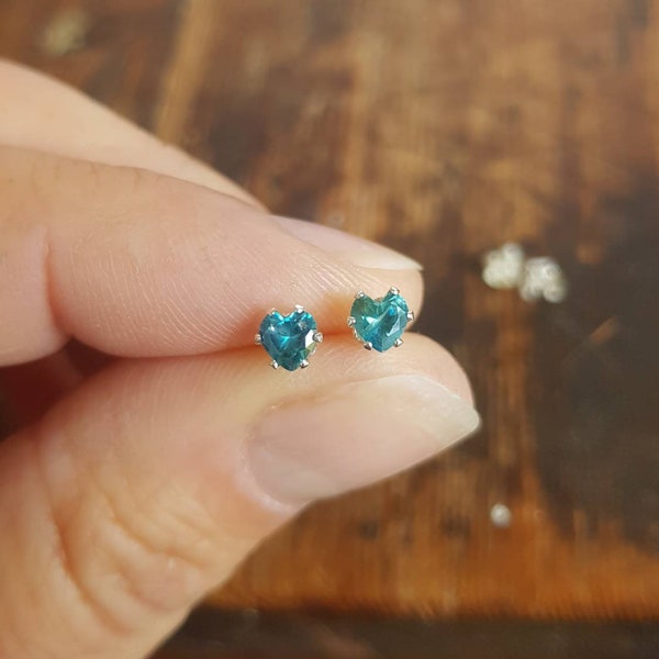 Boucles d'oreilles coeur d'amour en zircon bleu. Véritables clous de cœur en zircon de 4 mm. Bijoux avec pierre de naissance de décembre.