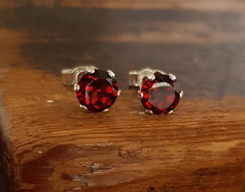 9ct YELLOW GOLD STUD EARRING 6mm ROUND FACETED DEEP RED GENUINE GARNET 9k