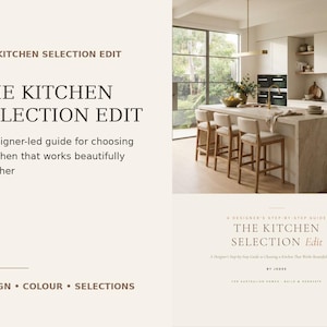 Op de afbeelding: Een digitale gids getiteld The Kitchen Selection Edit met een beige achtergrond en donkerbruine tekst. De omslag toont de titel, een ondertitel over het kiezen van een keuken en de tekst Design, Colour, Selections. Een foto toont een keuken.