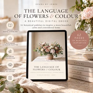 Op de afbeelding: Een digitaal e-boek getiteld The Language of Flowers & Colour door Orana by Jodee, weergegeven op een tabletscherm. De omslag toont een bloemstuk in een vaas. De tekst bevat 16 botanische paletten, 62 pagina's met inspiratie en interieurinspiratie.