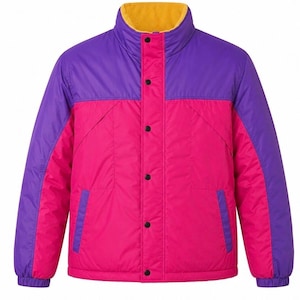 Puede incluir: Una chaqueta acolchada de bloques de color con cuerpo y mangas de color rosa brillante, con paneles morados en los hombros y brazos. La chaqueta tiene un cuello alto con forro interior amarillo, cierre frontal con botones a presión y dos bolsillos.