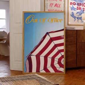 Może przedstawiać: Oprawiony wydruk przedstawiający parasol plażowy w czerwono-białe paski na tle błękitnego nieba. Napis "Out of Office" jest w żółtym skrypcie. Inne oprawione wydruki są widoczne w tle.