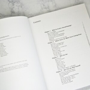 Peut inclure: Un livre intitul&eacute; "Creative Journal-keeping" avec une table des mati&egrave;res listant des chapitres sur les bases de la tenue d'un journal cr&eacute;atif, la d&eacute;couverte de soi et comment &ecirc;tre avec soi-m&ecirc;me.