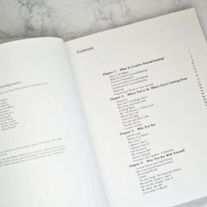 Peut inclure: Un livre intitul&eacute; "Creative Journal-keeping" avec une table des mati&egrave;res listant des chapitres sur les bases de la tenue d'un journal cr&eacute;atif, la d&eacute;couverte de soi et comment &ecirc;tre avec soi-m&ecirc;me.