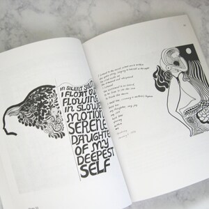 Peut inclure: Illustration en noir et blanc d'une t&ecirc;te de femme avec des cheveux flottants et le texte "In silent solitude I float out flowing in slow motion serene daughter of my deepest self".