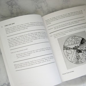 Peut inclure: Une illustration en noir et blanc d'une carte du temps/de la vie. La carte est divis&eacute;e en sections, chacune repr&eacute;sentant un aspect diff&eacute;rent de la vie. Les sections sont &eacute;tiquet&eacute;es avec des mots et des expressions, tels que "travail", "famille" et "amis".