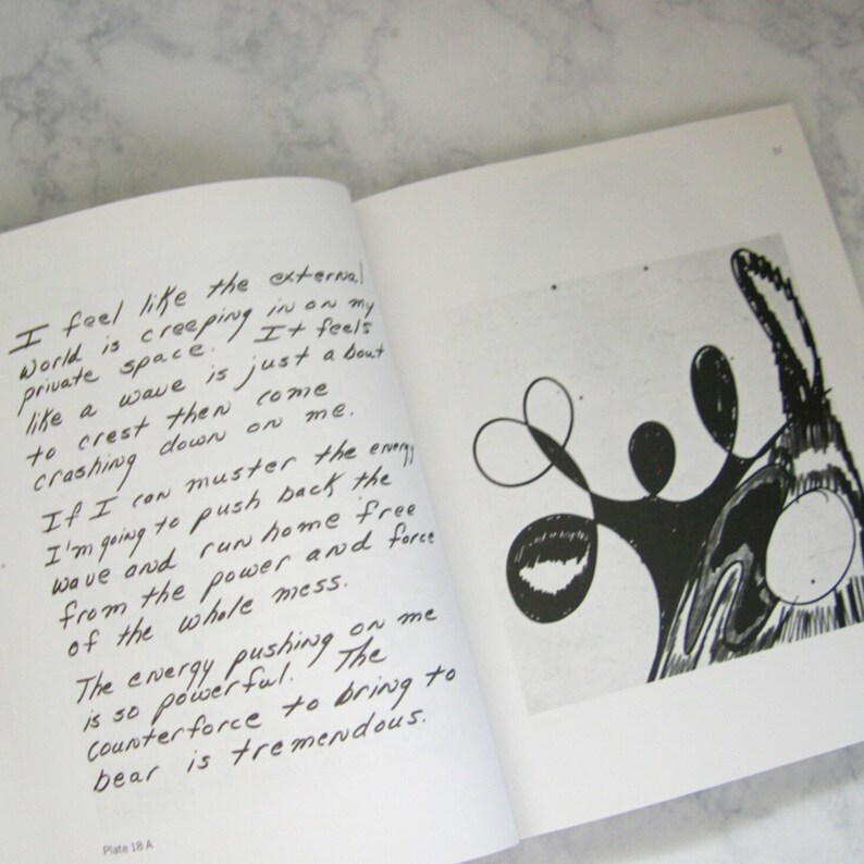 Peut inclure: Une illustration abstraite en noir et blanc d'une forme organique tourbillonnante. Le texte "I feel like the external world is creeping in on my private space. It feels like a wave is just about to crest then come crashing down on me. If I can muster the energy I'm going to push back the wave and run home free from the power and force of the whole mess. The energy pushing on me is so powerful. The counterforce to bring to bear is tremendous." est &eacute;crit &agrave; l'encre noire sur une page blanche.